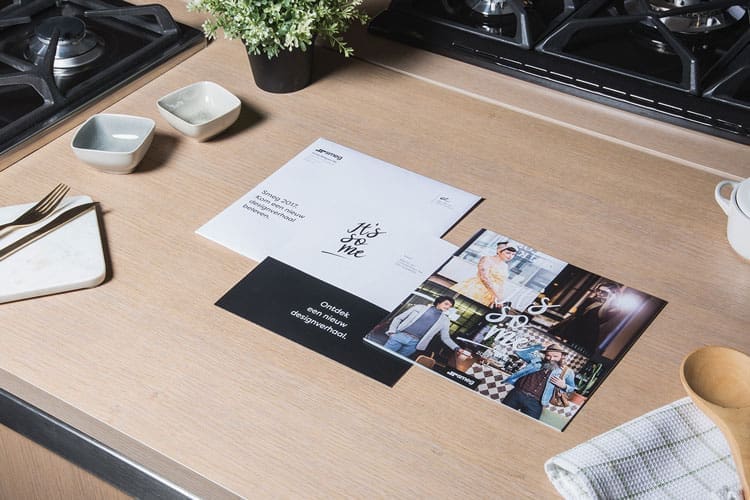 SMEG 'It's So Me' campagnebeeld met kleurrijke retro koelkast als stijlstatement