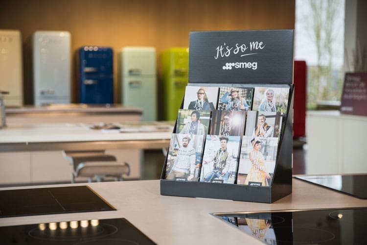 Campagnebeeld uit de Smeg 'It's So Me' fotoshoot met retro-gestileerde sfeer